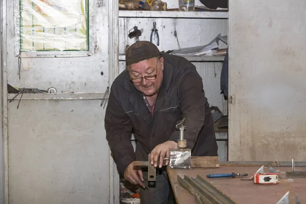  Metal işleme Dükkanı işçi işleri çelik yapılar oluşturmak için aygıtlar ve makineler. Kharkov