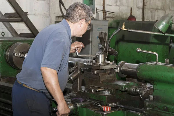  Metal işleme Dükkanı işçi işleri çelik yapılar oluşturmak için aygıtlar ve makineler. Kharkov