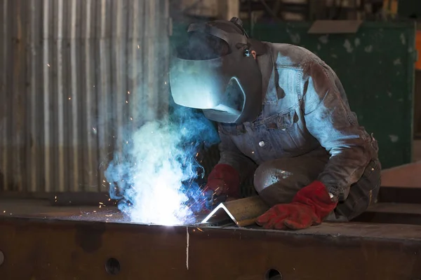  Metal işleme Dükkanı işçi işleri çelik yapılar oluşturmak için aygıtlar ve makineler. Kharkov