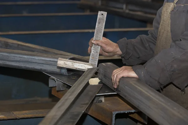 Trabajadores de talleres metalúrgicos trabajan detrás de máquinas y aparatos — Foto de Stock