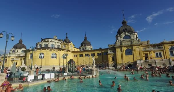 El baño medicinal Szechenyi más antiguo es el baño medicinal más grande de Europa . — Vídeo de stock