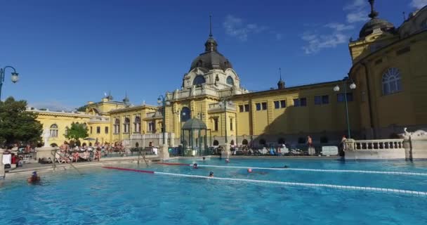 El baño medicinal Szechenyi más antiguo es el baño medicinal más grande de Europa . — Vídeo de stock