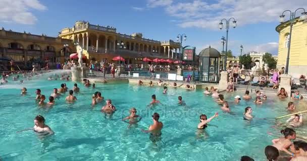 Le plus ancien bain médicinal Szechenyi est le plus grand bain médicinal d'Europe . — Video