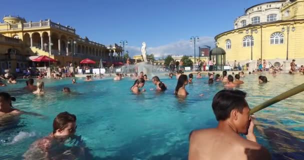 Mandi medis tertua di Szechenyi adalah pemandian medis terbesar di Eropa. . — Stok Video