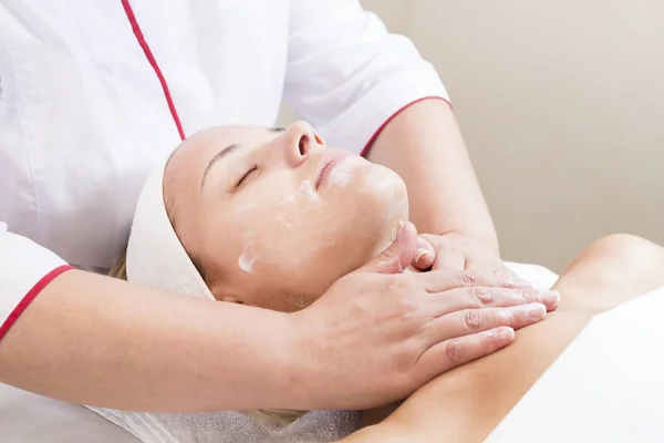 Proceso mascarilla cosmética de masajes y tratamientos faciales — Foto de Stock