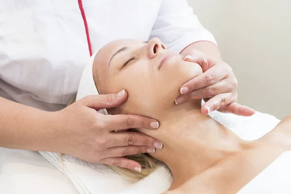 Prozess kosmetische Maske der Massage und Gesichtsbehandlungen — Stockfoto