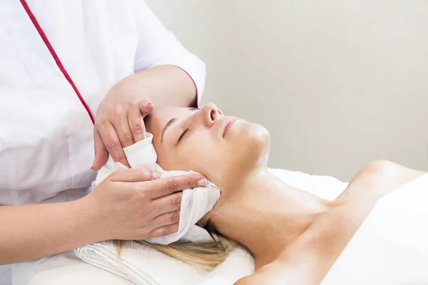 De cosmetische masker proces van massages en gezichtsbehandelingen — Stockfoto