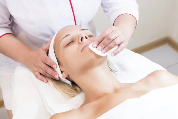 Proceso mascarilla cosmética de masajes y tratamientos faciales — Foto de Stock