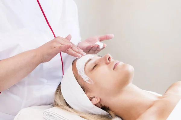 Process cosmetic mask of massage and facials — Stock Photo, Image