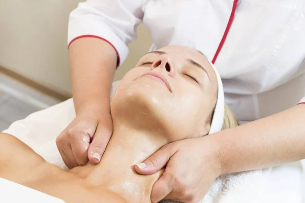 Máscara cosmética de processo de massagem e tratamentos faciais — Fotografia de Stock