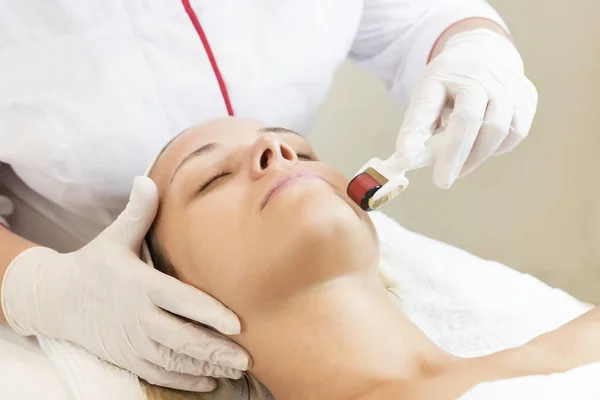 The woman undergoes the procedure of medical micro needle therapy — Stock Photo, Image