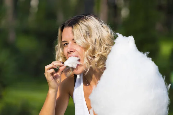 Chica comiendo dulce algodón de azúcar — Foto de Stock