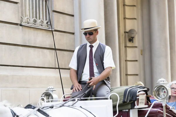 Geleneksel atlı arabaları ile eski Viyana sokaklarında yürümeyi turistler için kabinler. 