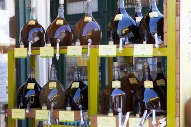 Eski Viyana Naschmarkt Pazar alkollü meyve ve sebze ürünleri ile olduğunu.