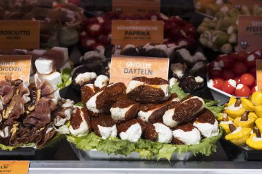 Eski Viyana Naschmarkt Pazar alkollü meyve ve sebze ürünleri ile olduğunu.