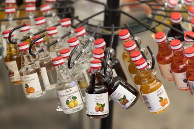 Eski Viyana Naschmarkt Pazar alkollü meyve ve sebze ürünleri ile olduğunu.