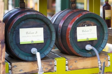 Eski Viyana Naschmarkt Pazar alkollü meyve ve sebze ürünleri ile olduğunu.