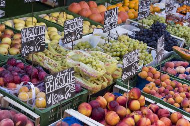 Eski Viyana Naschmarkt Pazar alkollü meyve ve sebze ürünleri ile olduğunu.