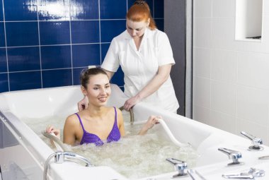 Hidro masaj sırasında genç kadın