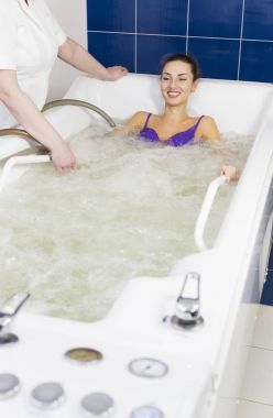 Hidro masaj sırasında genç kadın