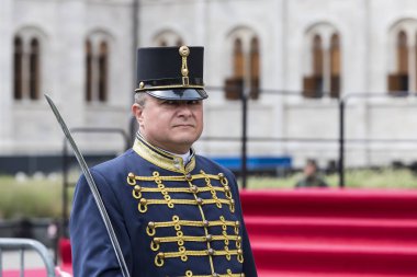 Aziz Istvan günün onuruna Parlamentosu girişine yakın Macar ordu askerleri tarafından Festival konuşma. 