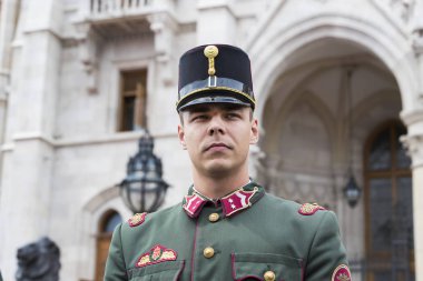 Aziz Istvan günün onuruna Parlamentosu girişine yakın Macar ordu askerleri tarafından Festival konuşma. 