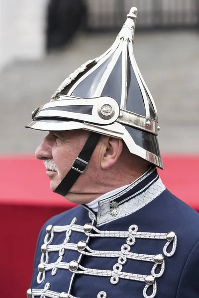 Festlig tal av soldater av den ungerska armén nära ingången till parlamentet för att hedra dagen i Saint Istvan. — Stockfoto