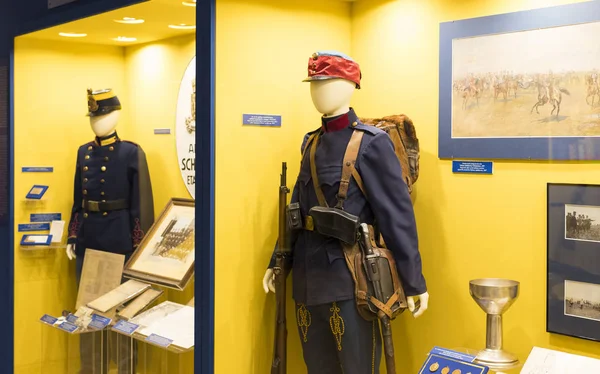 Museu da história dos militares do exército húngaro com exposições históricas e composições sobre o tema da guerra . — Fotografia de Stock