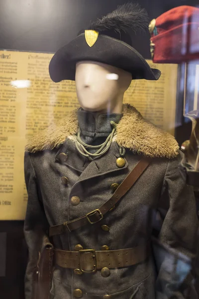 Museo de la historia de los militares del ejército húngaro con exposiciones históricas y composiciones sobre el tema de la guerra . — Foto de Stock