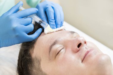 adam bir ders Mezoterapi geçer 