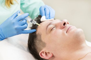 adam bir ders Mezoterapi geçer 