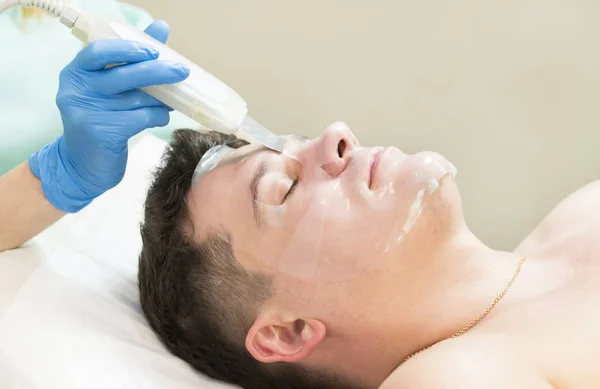 Uomo nella procedura cosmetica maschera — Foto Stock