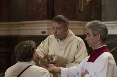 Aziz Istvan günü onuruna Aziz Istvan Bazilikası'nın dini kitle hizmetinde