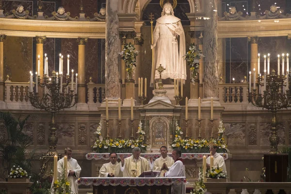 Misa religiosa en la Basílica de San Esteban en honor del Día de San Esteban — Foto de Stock