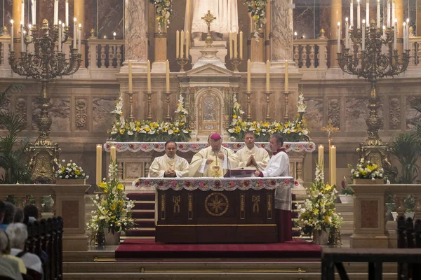 Misa religiosa en la Basílica de San Esteban en honor del Día de San Esteban — Foto de Stock