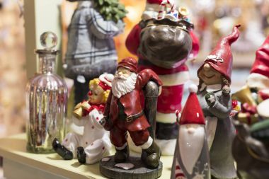 Noel alışveriş Hatıra Eşyası ve takı içinde şehir, Sainte-Andre Macaristan. 