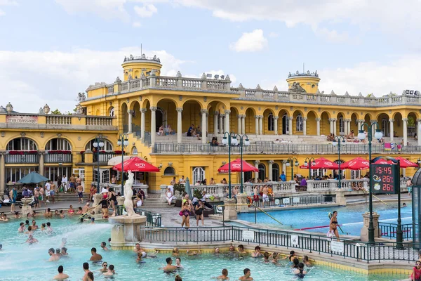 Le plus ancien bain médicinal Szechenyi est le plus grand bain médicinal d'Europe . — Photo