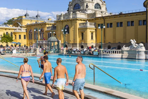 Le plus ancien bain médicinal Szechenyi est le plus grand bain médicinal d'Europe . — Photo