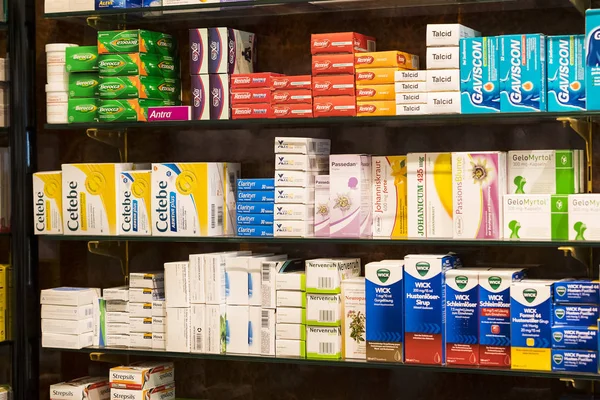 Інтер'єр місто аптеці на полицях з ліків та препаратів. — стокове фото
