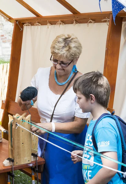 Geleneksel halk Saint Istvn ve halk ustaları ile Macaristan ekmek ilk adil. Budapeşte. Macaristan 