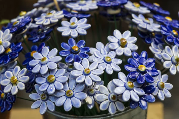 Traditional Hungarian ceramic flowers to decorate the interior of gardens — Stock Photo, Image