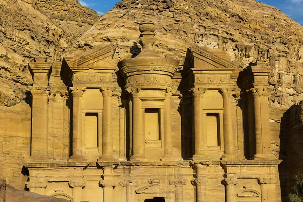 Antiga cidade rochosa abandonada de Petra na Jordânia — Fotografia de Stock