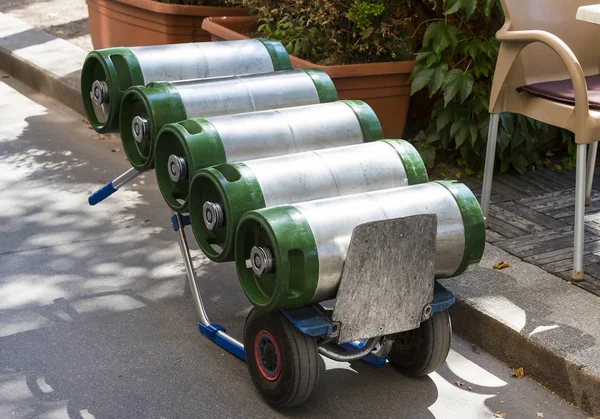 A cart loaded with kegs and beer — Stock Photo, Image