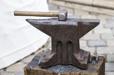 Bir demircinin forge ile demir örs