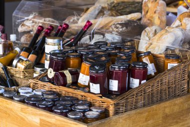 Eski Viyana Naschmarkt Pazar alkollü meyve ve sebze ürünleri ile olduğunu.
