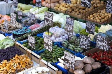 Eski Viyana Naschmarkt Pazar alkollü meyve ve sebze ürünleri ile olduğunu.