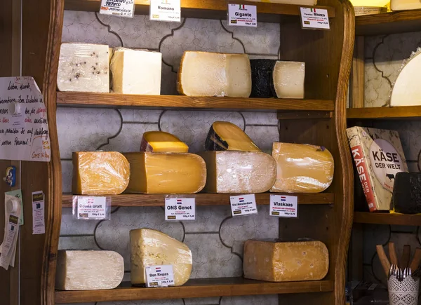 Eski Viyana Naschmarkt Pazar alkollü meyve ve sebze ürünleri ile olduğunu.