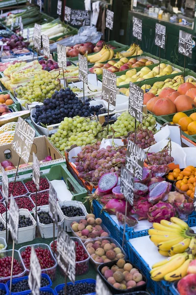 Det eldste i Wien er Naschmarkt-markedet med produkter av alkoholholdige frukter og grønnsaker. . – stockfoto