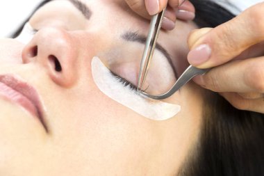 Bir kadın kirpik uzatma işlemi 