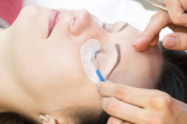 Bir kadın kirpik uzatma işlemi 